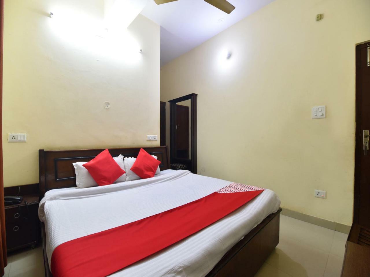 Oyo 28027 Hotel Dhruv Mandi Exterior foto